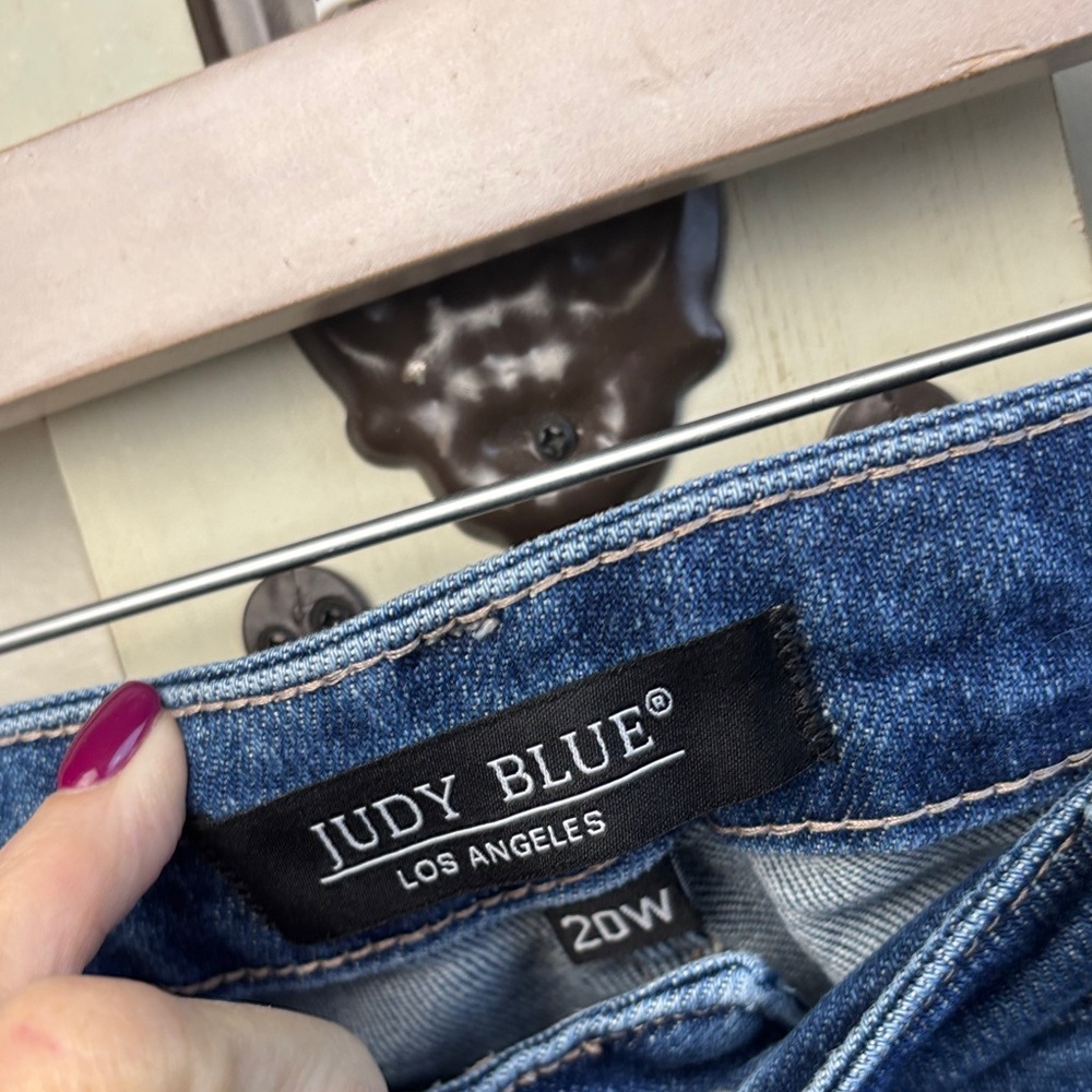 Judy blue Distressed Blue Jeans. Size 20 W. - Picture 5 of 7